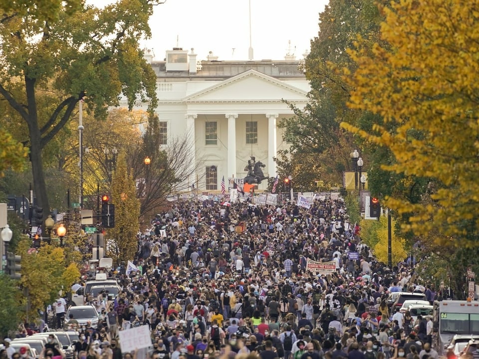 Tausende Menschen sammeln sich auf der Strasse vor dem Weissen Haus.
