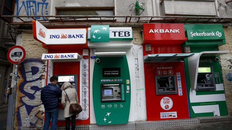 Mehrere Bancomaten nebeneinander in einer Strasse in Istanbul