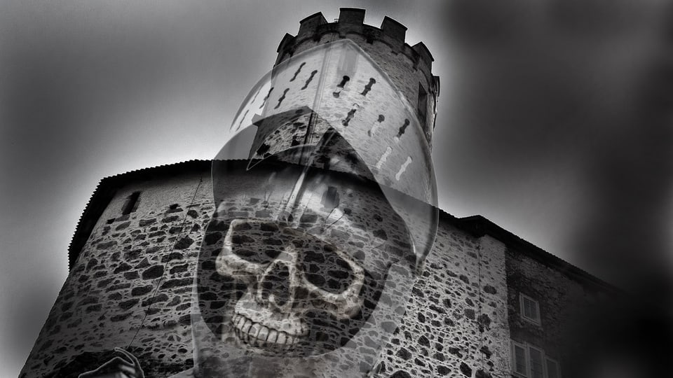 Gespenstischer Totenkopf in Ritterhelm vor Burgmauer