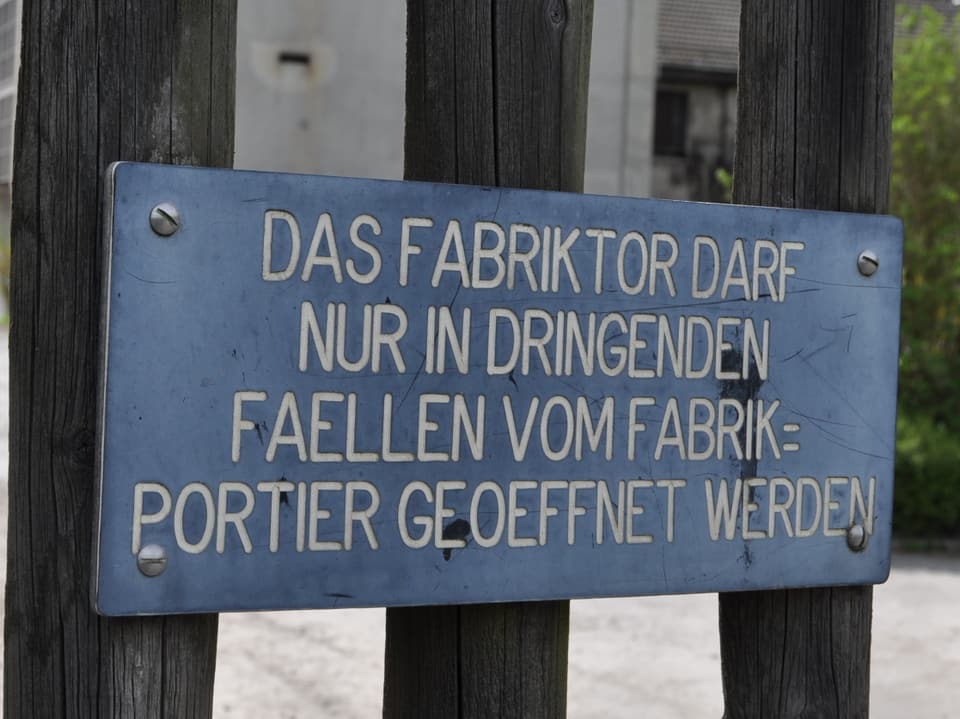 Schild an Tor.