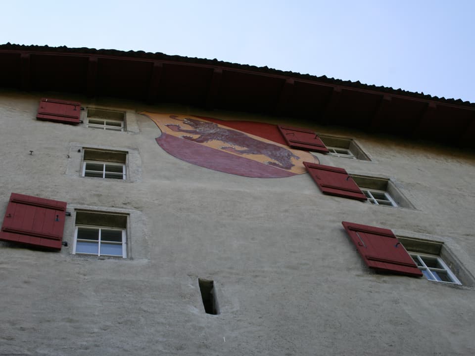 Blick an die Schlossmauer des Schlosses Lenzburg mit dem Berner Wappen drauf.