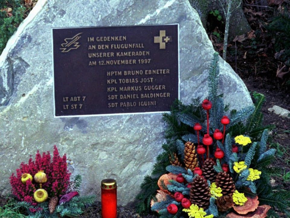 Gedenktafel am Absturzort bei Boltigen, Blumen und eine Grabkerze davor.