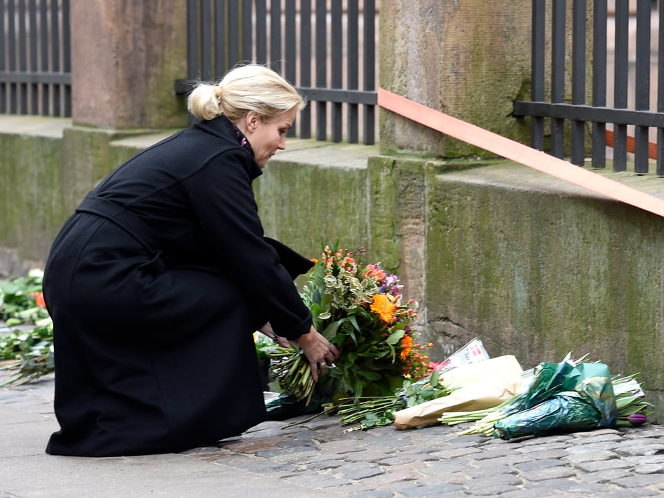 Die dänische Ministerpräsidentin Helle Thorning-Schmidt legte am Sonntag Blumen vor der jüdischen Synagoge nieder, bei deren Eingang der 37-jährige Wachmann getötet wurde.