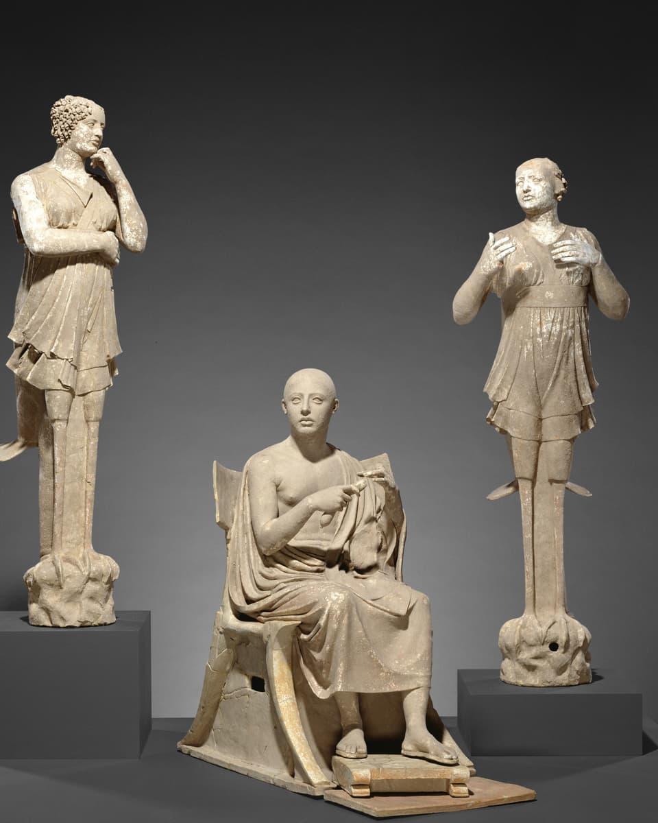 Zwei antike Frauenstatuen und die antike Statue eines sitzenden DIchters