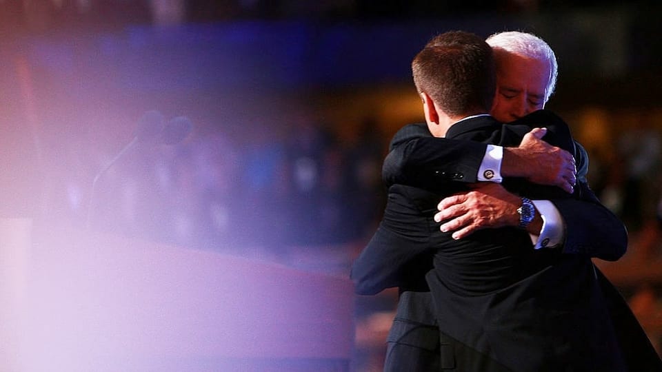 Joe Biden umarmt seinen Sohn innig.