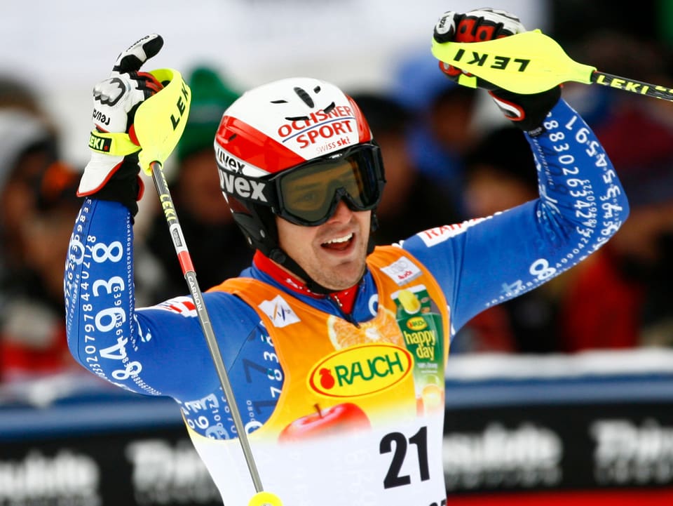 Daniel Albrecht reisst nach dem Slalom in der Super-Kombination die Arme in die Höhe.