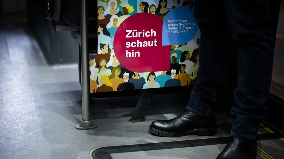 Kampagnenplakat in einem Zürcher Bus