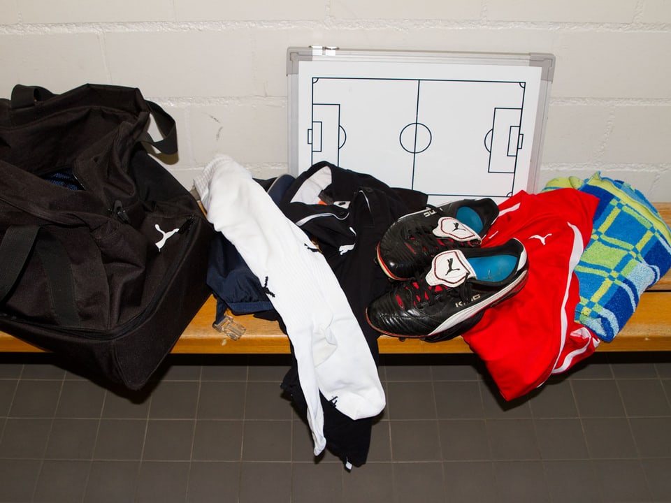 Die Tasche von Coach Georges Bregy. Fussballtrikot, Handtuch und ganz wichtig: eine Flipchart für die Aufstellung des Teams. 