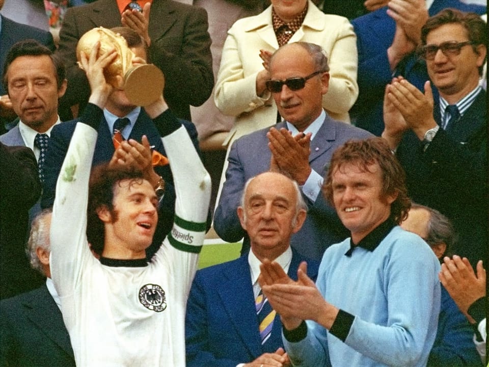 Beckenbauer 1974 mit dem Weltmeisterschafts-Pokal.