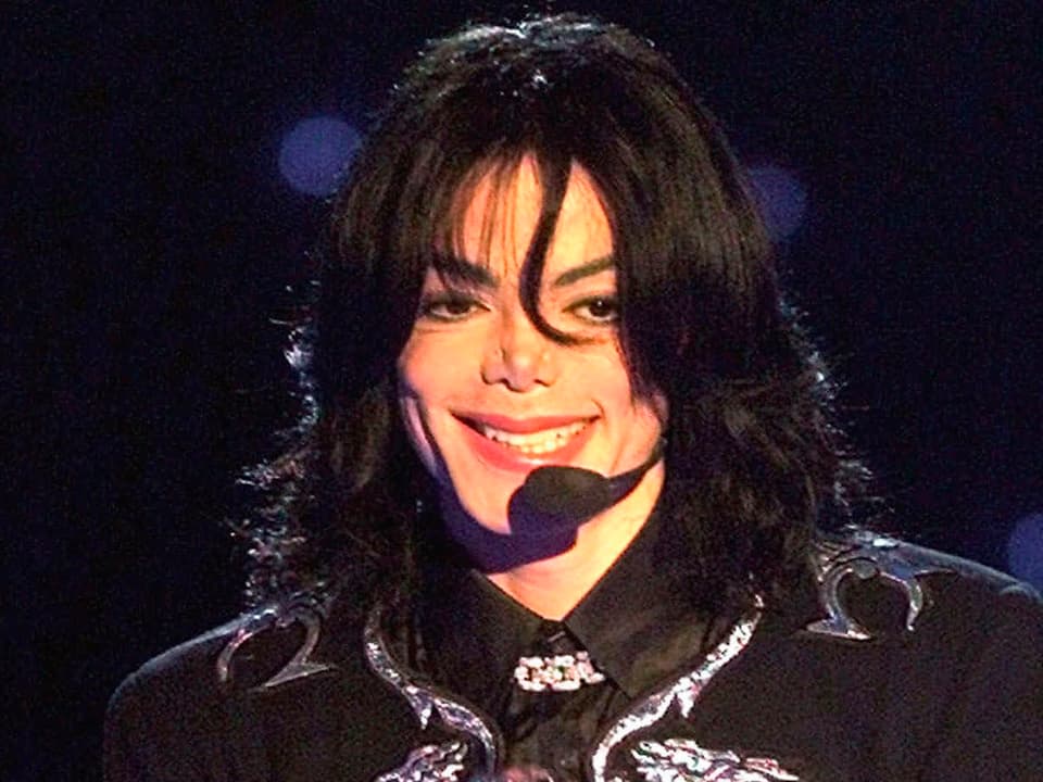 Der Künstler Michael Jackson in einem schwarz-silbrigen Outfit