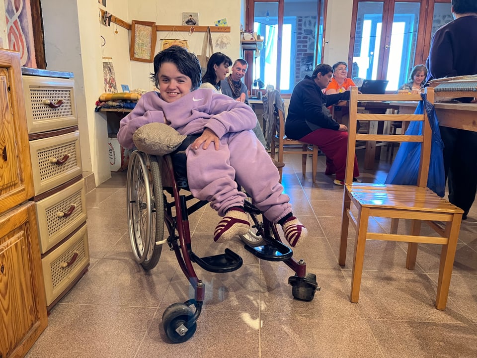 Tamuna Subalaschwili sitzt im Rollstuhl in einem Raum. 