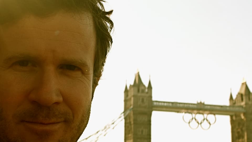 Stefan Kohler vor der olympia-geschmückten Tower Bridge.