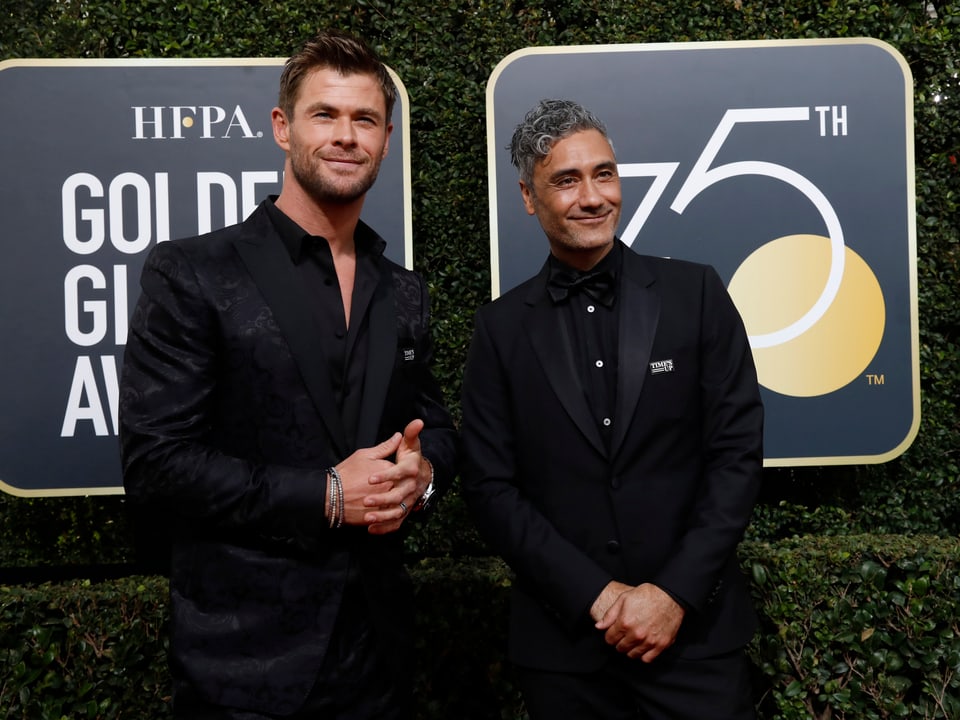 Chris Hemsworth und Taika Waititi im schwarzen Anzug