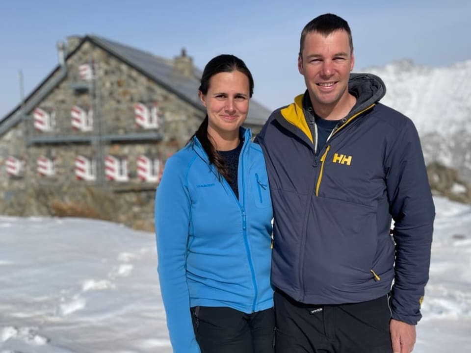 Nina Reinschmidt und Toni Flühmann vor der Tierberglihütte.