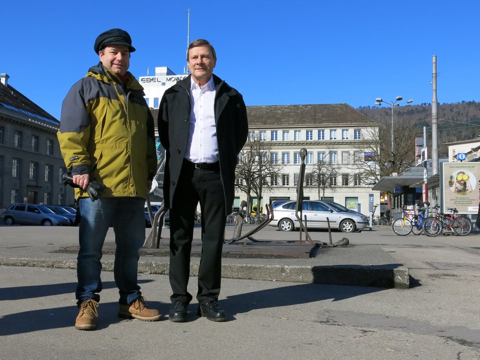 Stadtrat Christoph Grupp (Grüne) und Anwalt Urs Wendling (rechts im Bild) auf dem Bieler Bahnhofplatz.