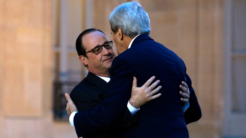 Kerry und Hollande umarmen sich.