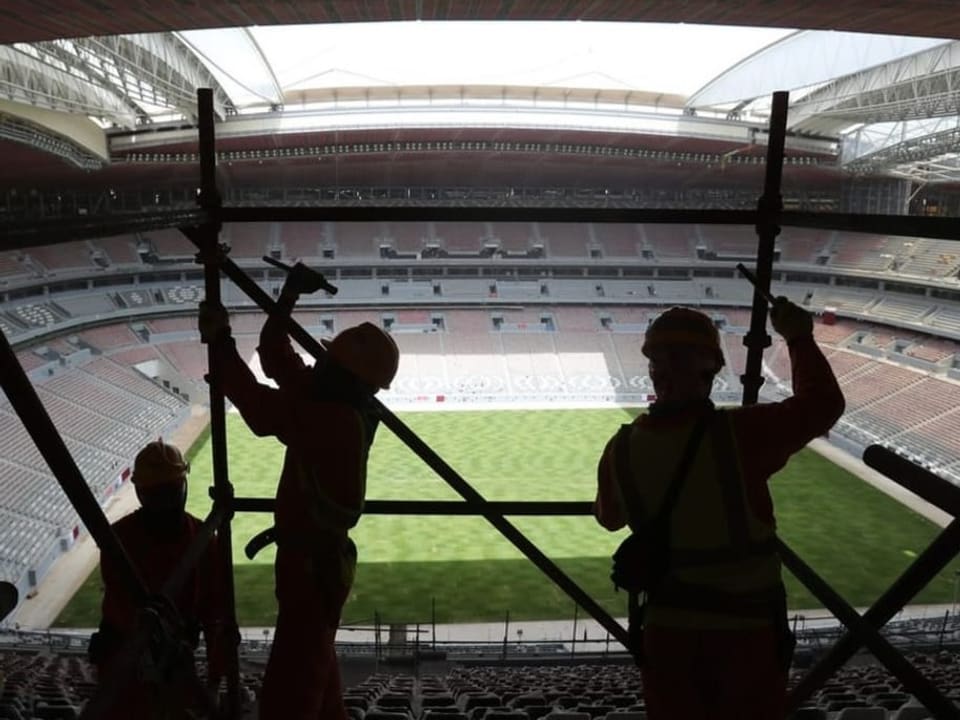 Massiv in der Kritik Arbeiter in einem Stadion in Katar.