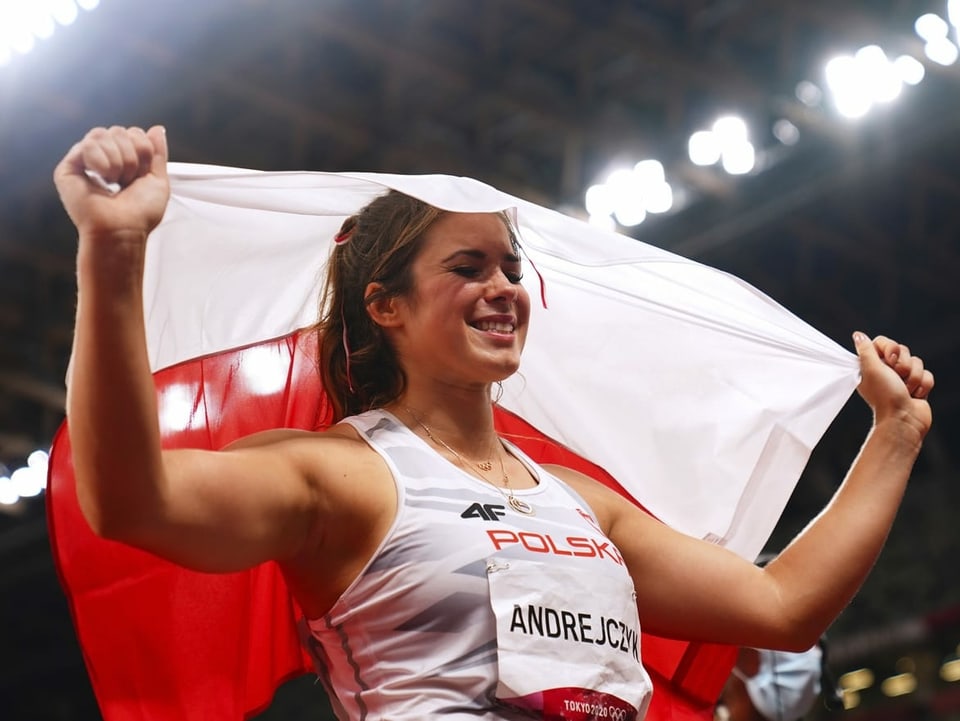 Maria Andrejczyk freut sich mit der polnischen Flagge.
