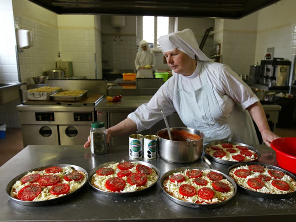 Schwester Sergia bereitet im Hauptquartier der Schweizergarde Pizza vor