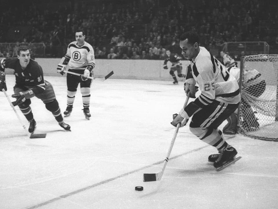 Willie O'Ree im Dress der Boston Bruins in einer Partie gegen die New York Rangers im Madison Square Garden.