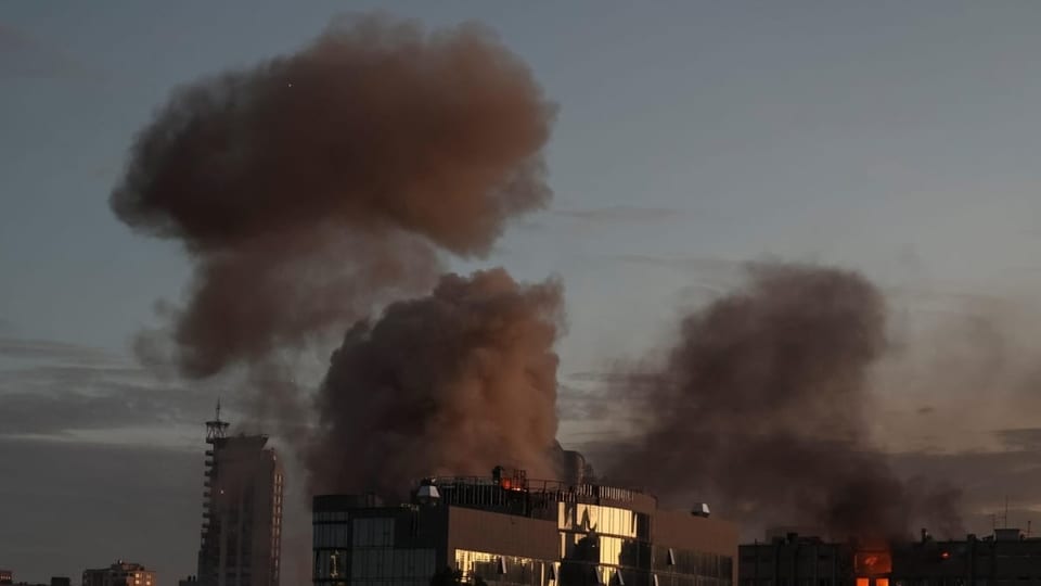 Rauchwolken in der Luft nach einem Drohnenangriff.