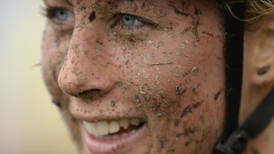 Nach dem Rennen ist Jolanda Neffs Gesicht ganz schmutzig.