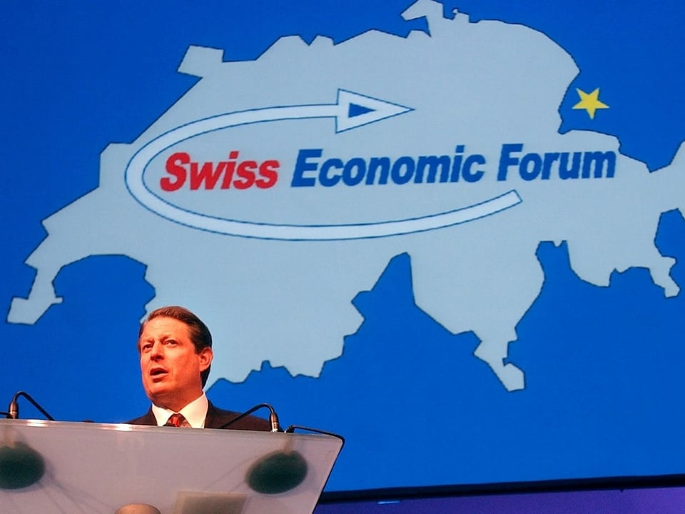 Al Gore steht an einem Rednerpult. Im Hintergrund ist ein Schriftzug des "Swiss Economic Forum".