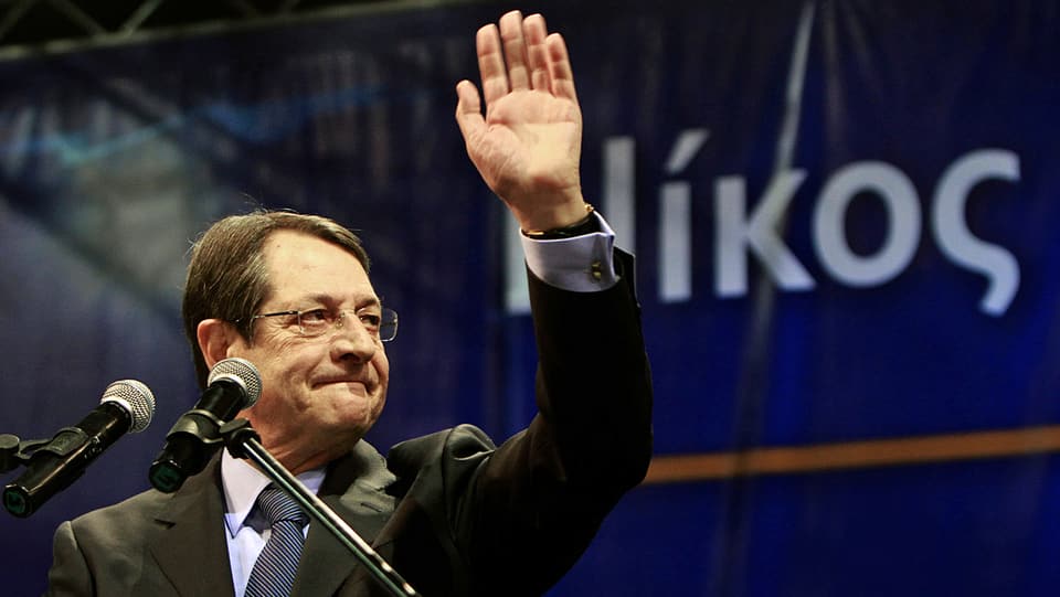 Nikos Anastasiades winkt.