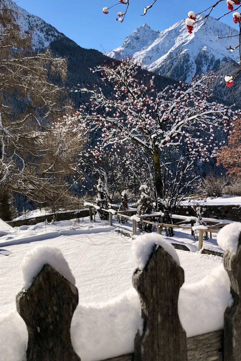 Guarda/GR Winterlandschaft bei blauem Himmel.