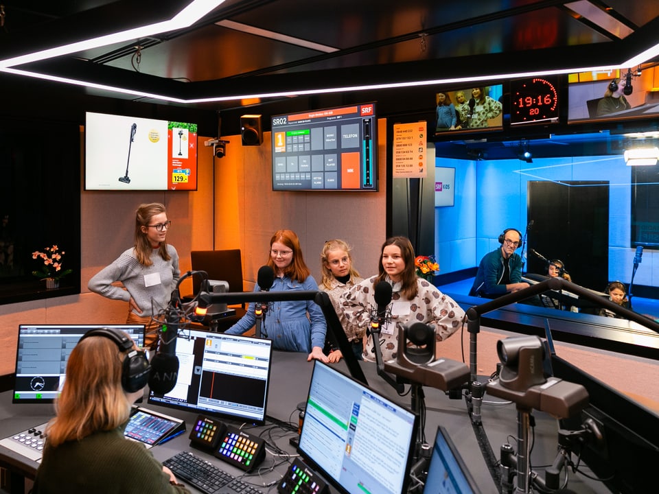 Kinder im Radiostudio