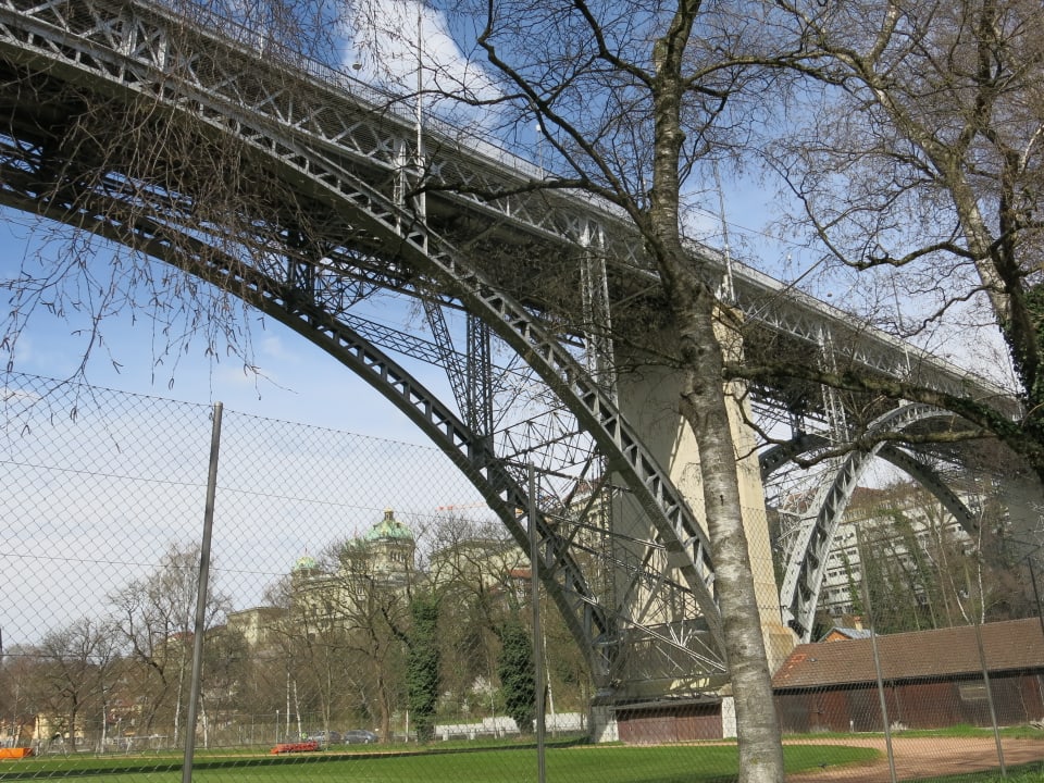 Das Bild zeigt die Kirchenfeldbrücke von unten her gesehen.