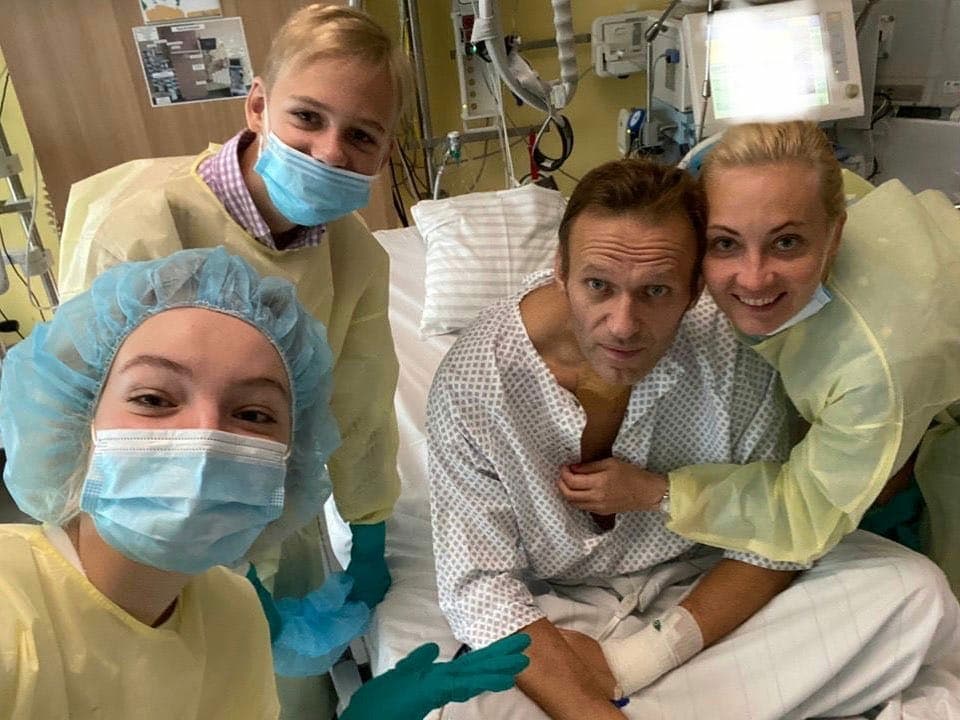 Nawalny und seine Familie im Krankenhaus.