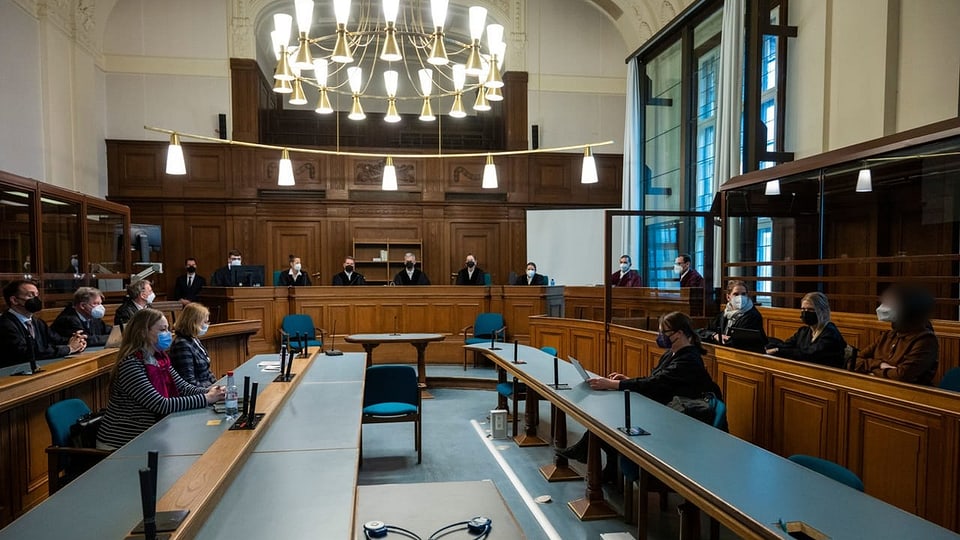 Prozessbeteiligte in einem Gerichtssaal