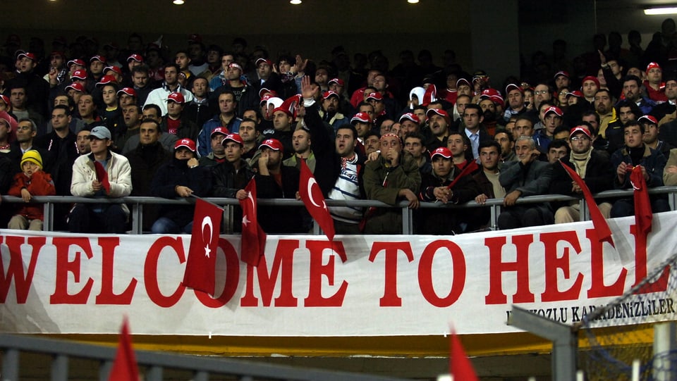 Ein Fanblock mit türkischen Anhängern, die ein Banner mit der Aufschrift «Welcome to Hell» hochhalten.