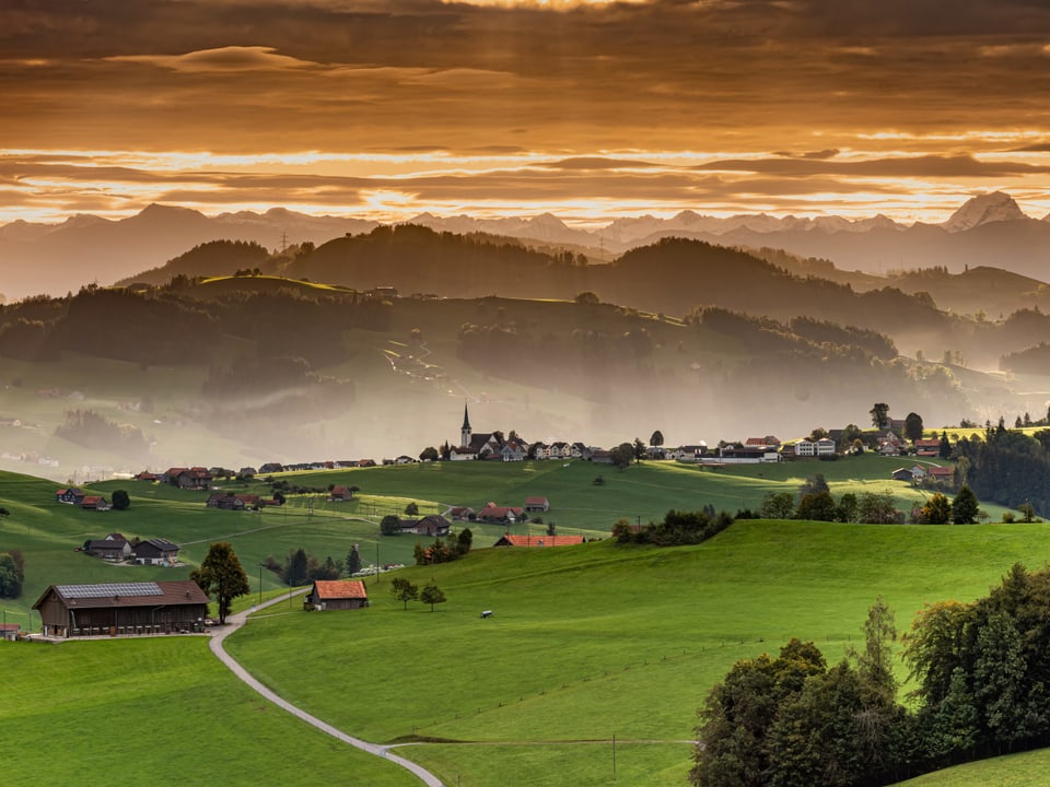 Sonnenstrahlen, Wolken und Nebelschwaden im Appenzell.