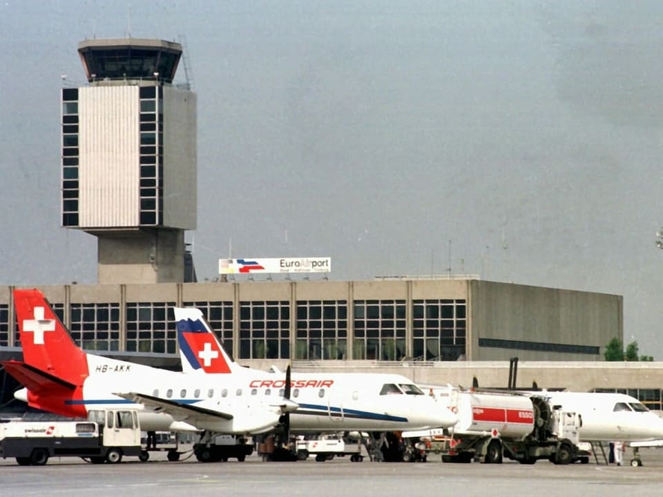 Crossair Flugzeuge vor dem Kontrollturm des Euroairports.