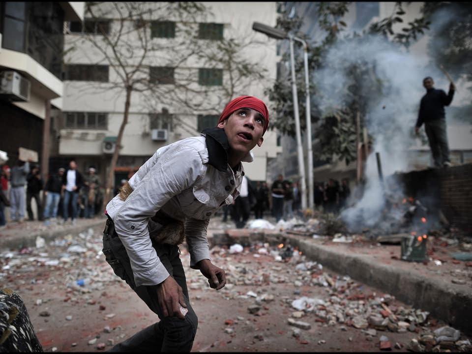 Regimegegner im Kampf auf offener Strasse in Kairo, Februar 2011. 