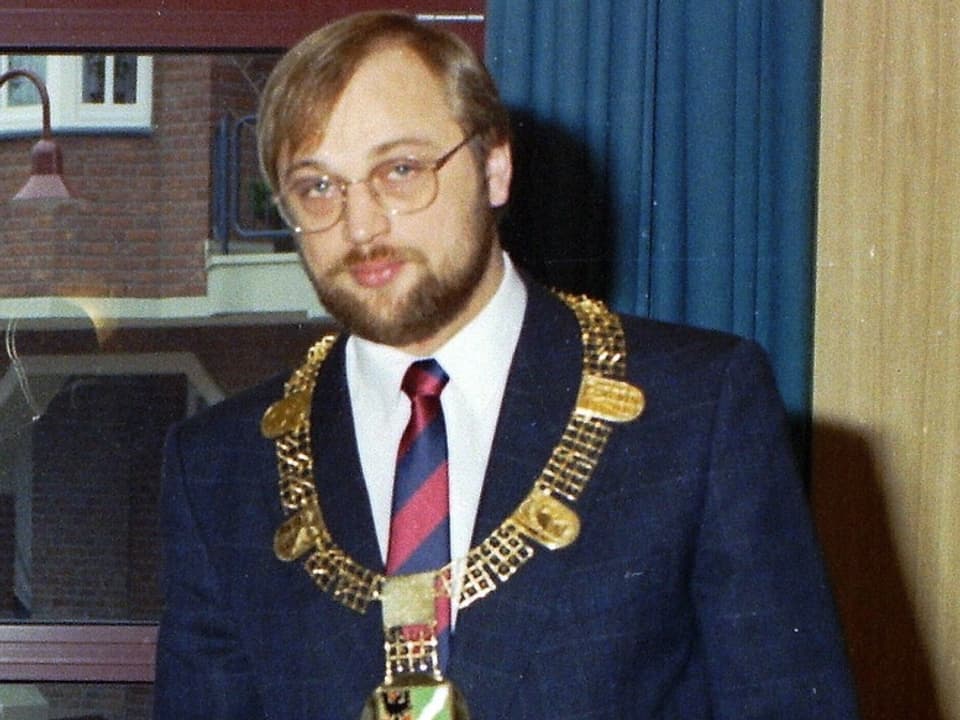 Martin Schulz in einer Archivaufnahme von 1987 mit Kette von Würselen um den Hals.