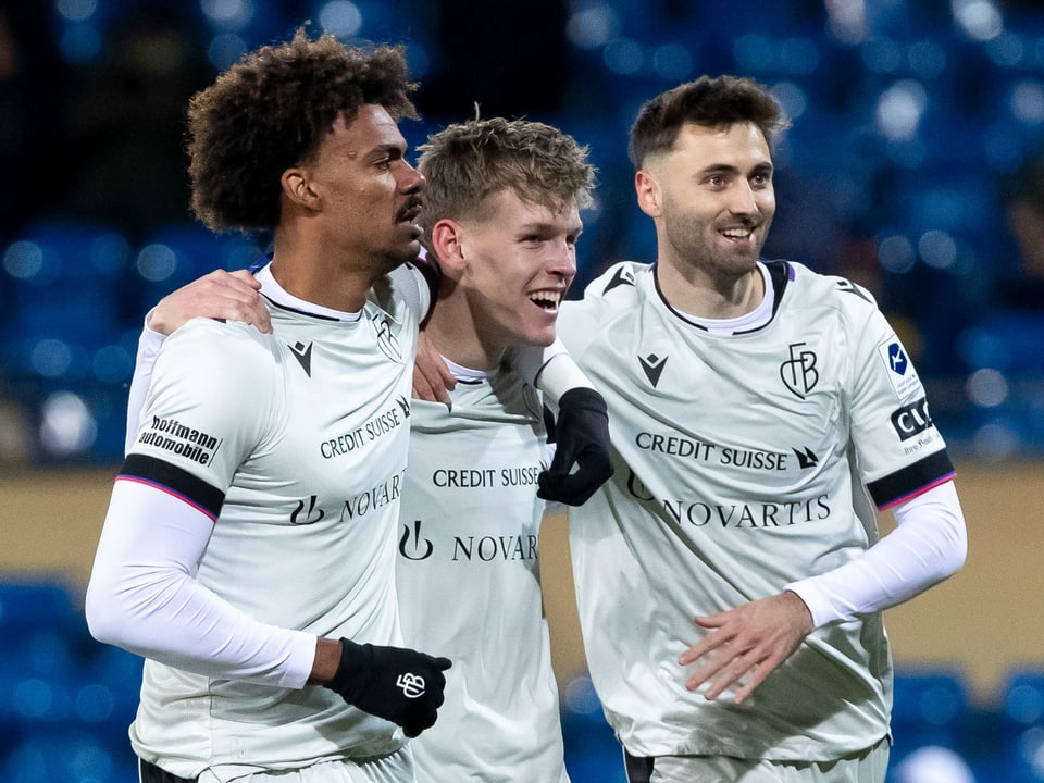 Wollen die wichtigen Punkte Jubelnde Basel-Spieler.