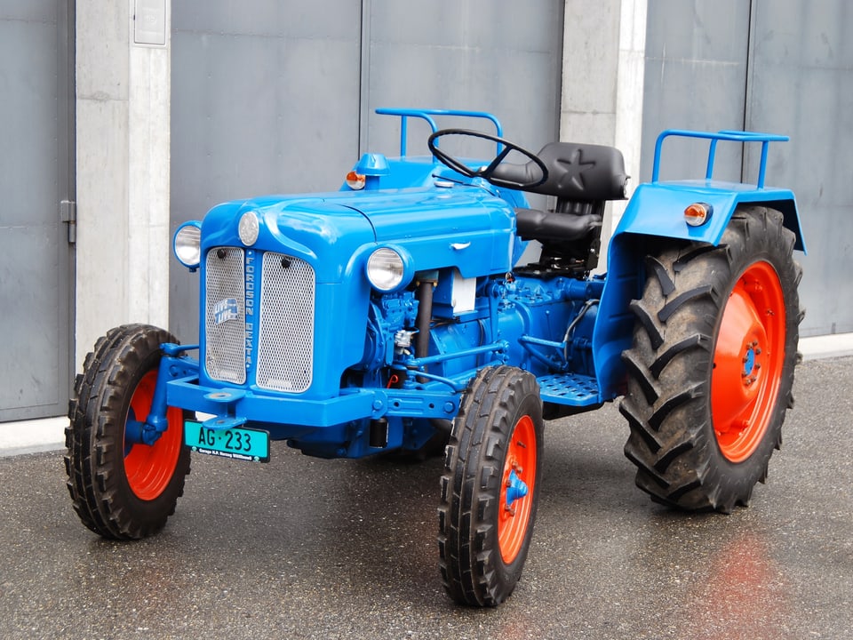 Dieser blaue Fordson Dexta mit roten Felgen aus dem Jahr 1959 wurde in England hergestellt.