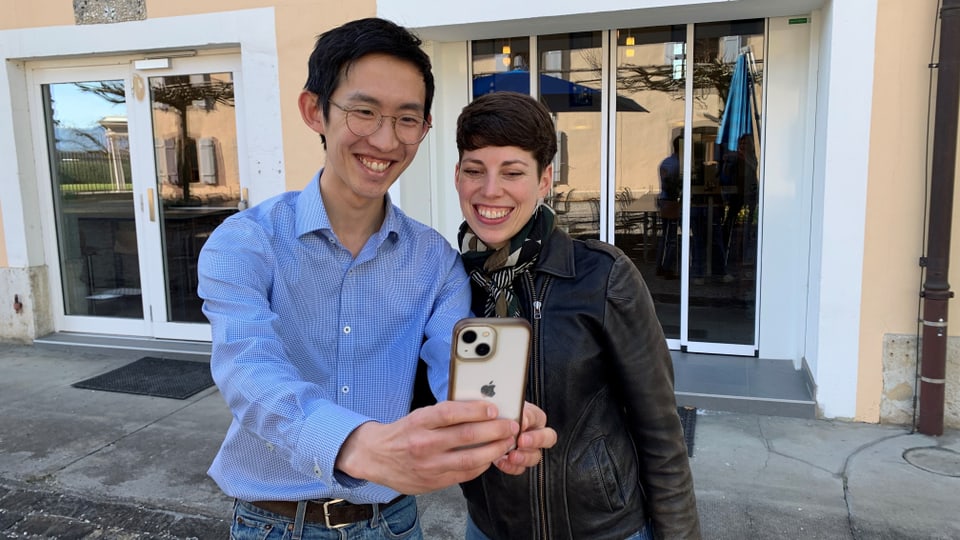 Lisa Mazzone macht ein Selfie mit einem Mann.
