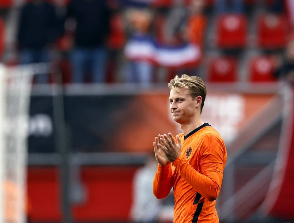 Zieht im Mittelfeld die Fäden Frenkie de Jong.