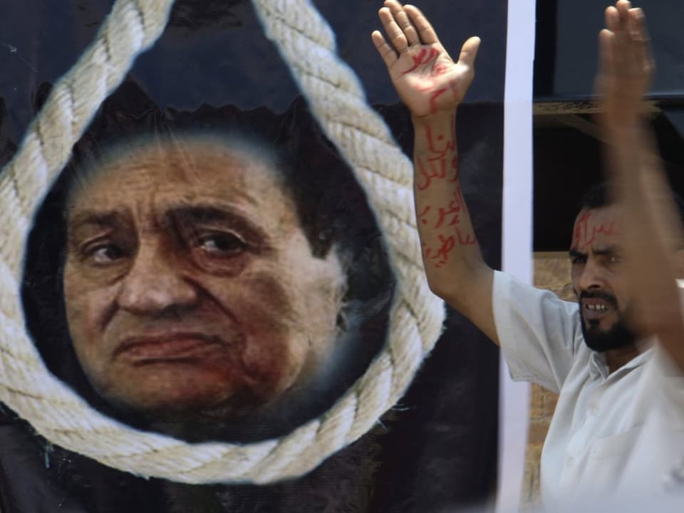Foto das Mubarak zeigt. Im Vordergrund ein Galgenstrick