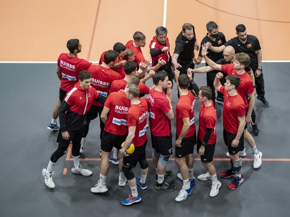 Wollen die Premiere schaffen Die Schweizer Volleyballer.