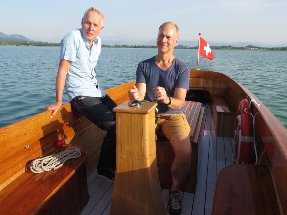 zwei Männer auf Motorboot