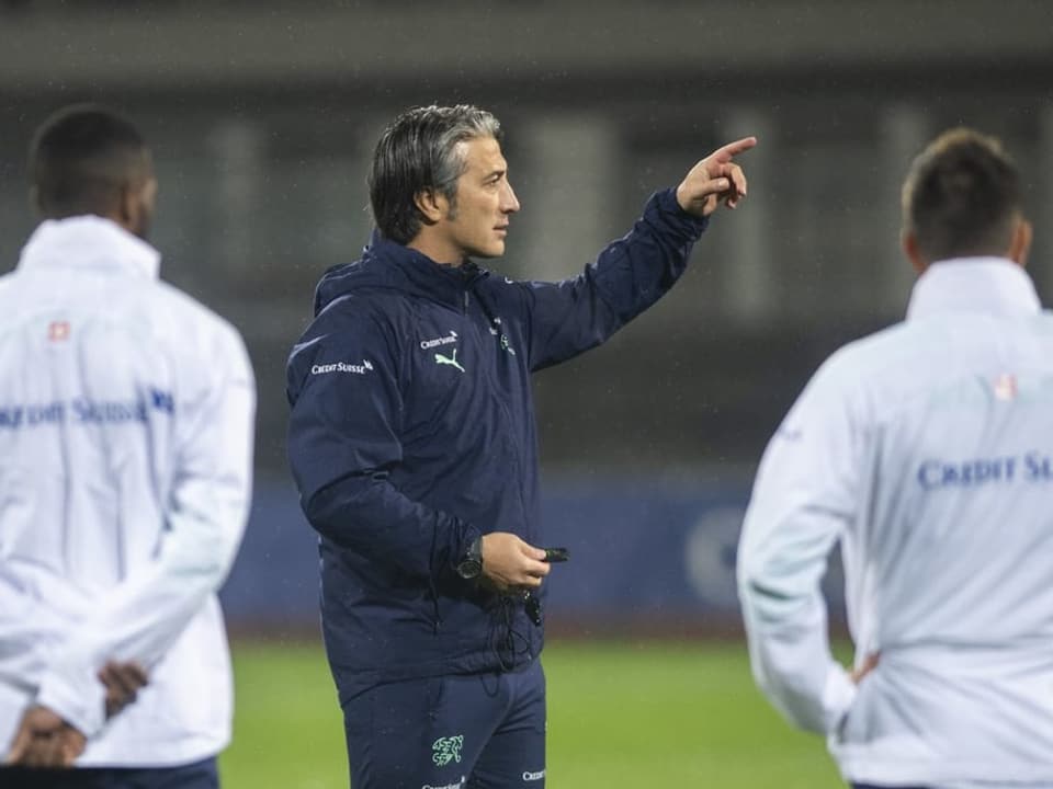 Zeigt den Weg zum Tor Nati-Trainer Murat Yakin.