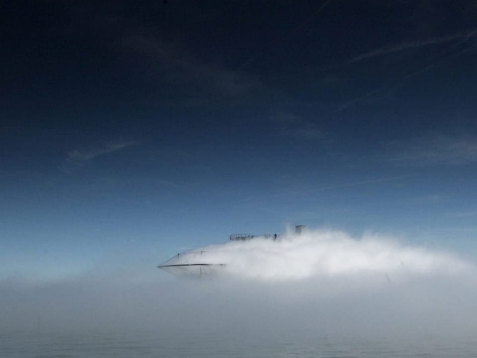 Installation mit Wolke auf dem See.