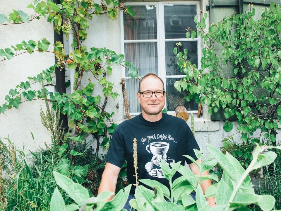 «Das etwas schmutzige Wasser aus dem Stadtbrunnen ist am besten!» Ein Mann im Garten