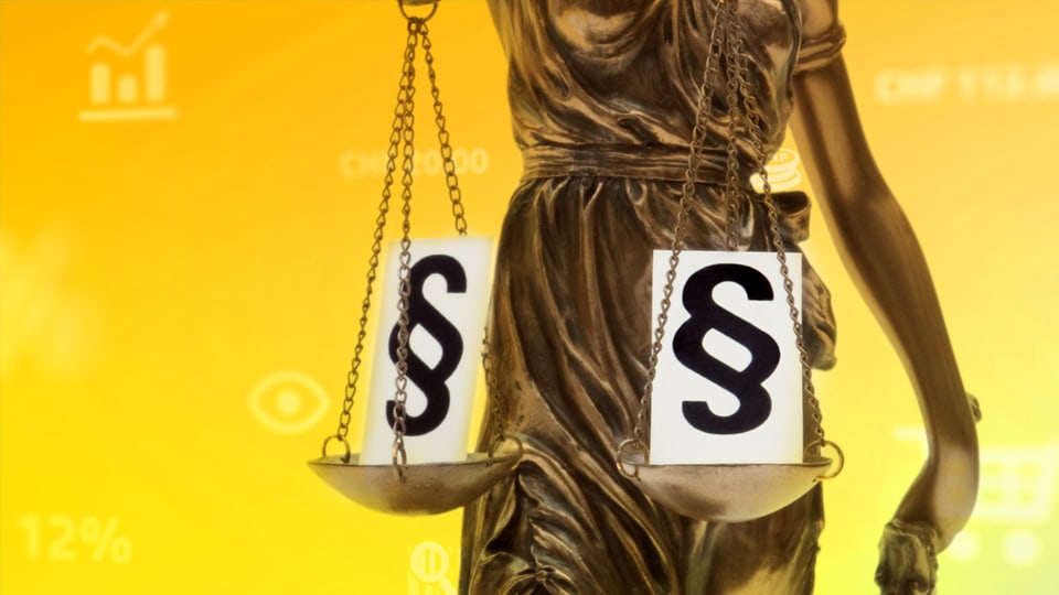 Justicia mit einem Paragrahensymbol auf der Waage