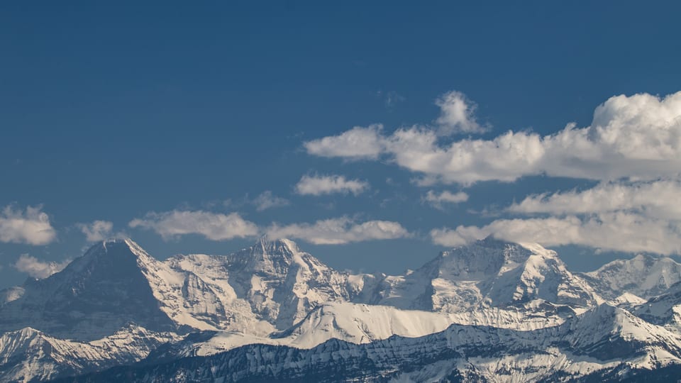 Stolz und im weissen Wintergewand stehen Eigen, Mönch und Jungfrau da. Auf Gipfelhöhe ziehen Westen immer mehr Wolken auf.